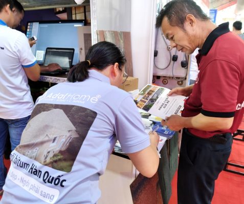 Nhân viên Adal Home ghi nhận thông tin khách hàng